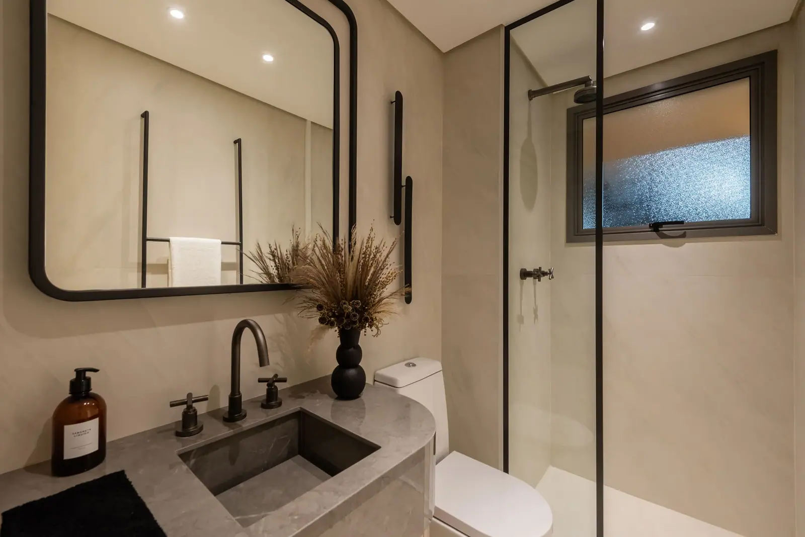 Banheiro 2 da suíte principal do apartamento de 3 suítes de 184m² · Foto do decorado
