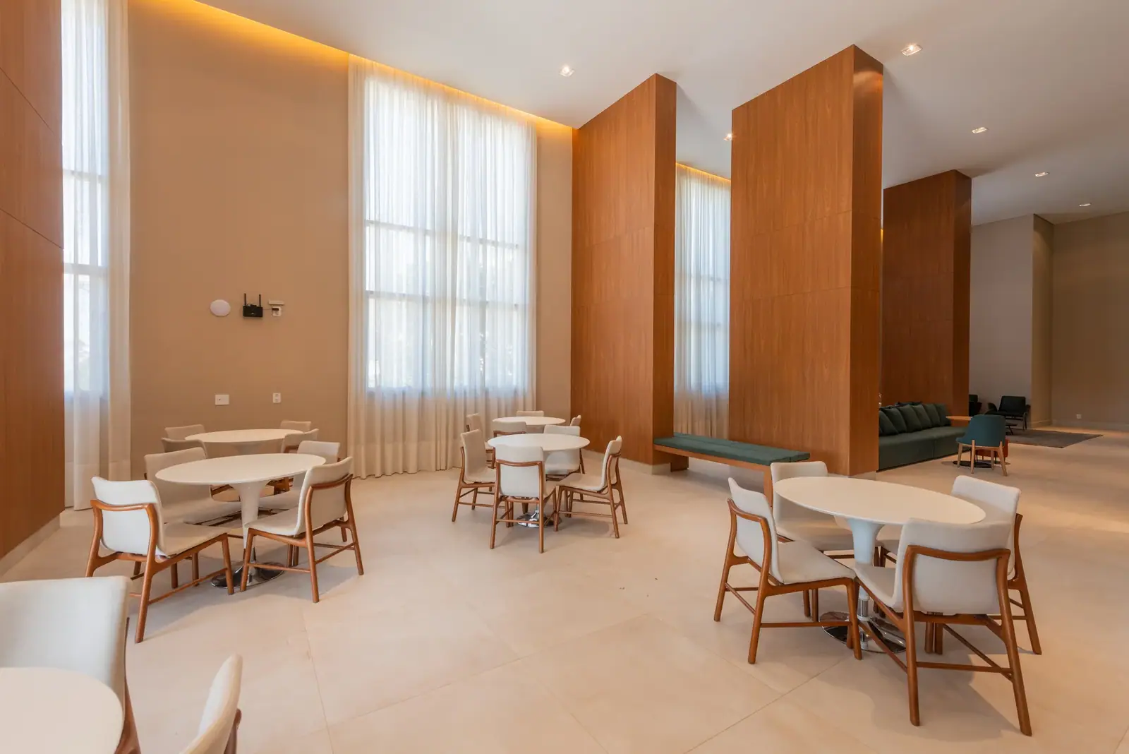 Salão de festas com pé direito duplo com 226m² · Foto do local