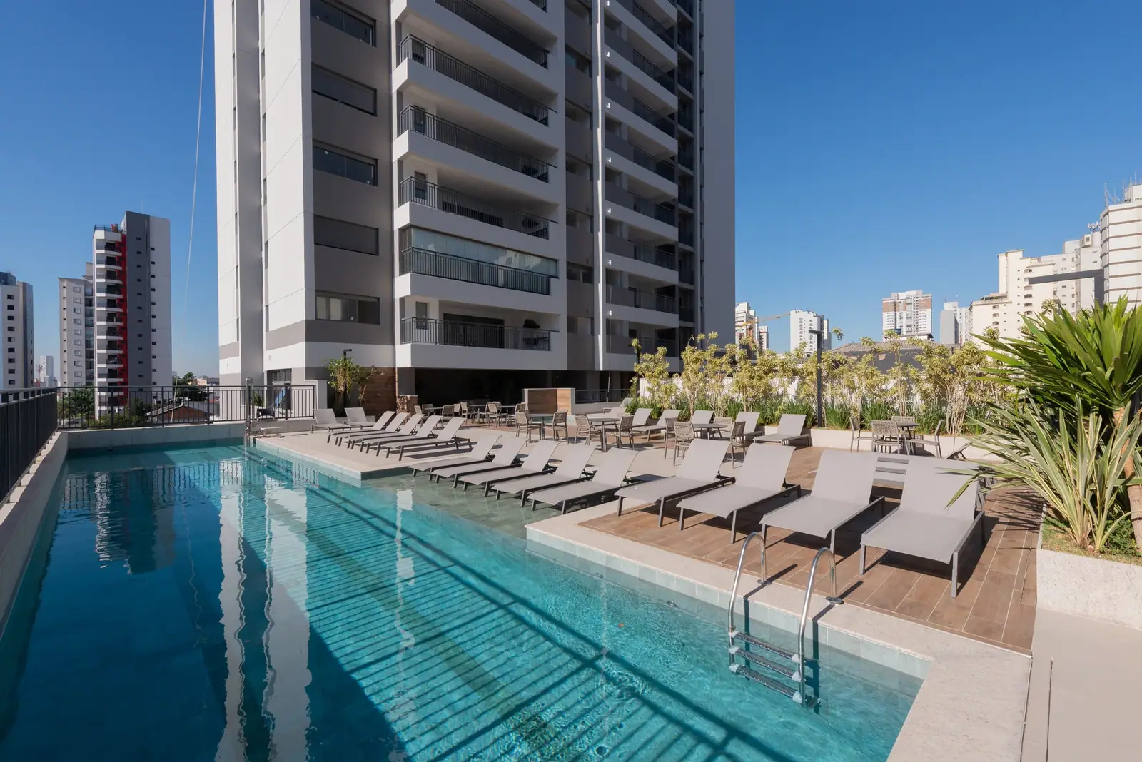 Piscinas adulto e infantil, deck molhado, solarium e ducha · Foto do local