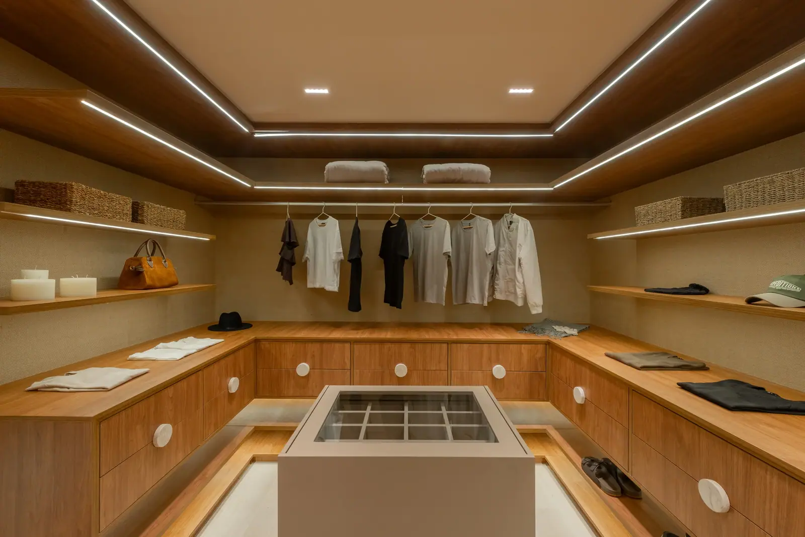 Closet da suíte master - apto de 243m² · Foto do decorado