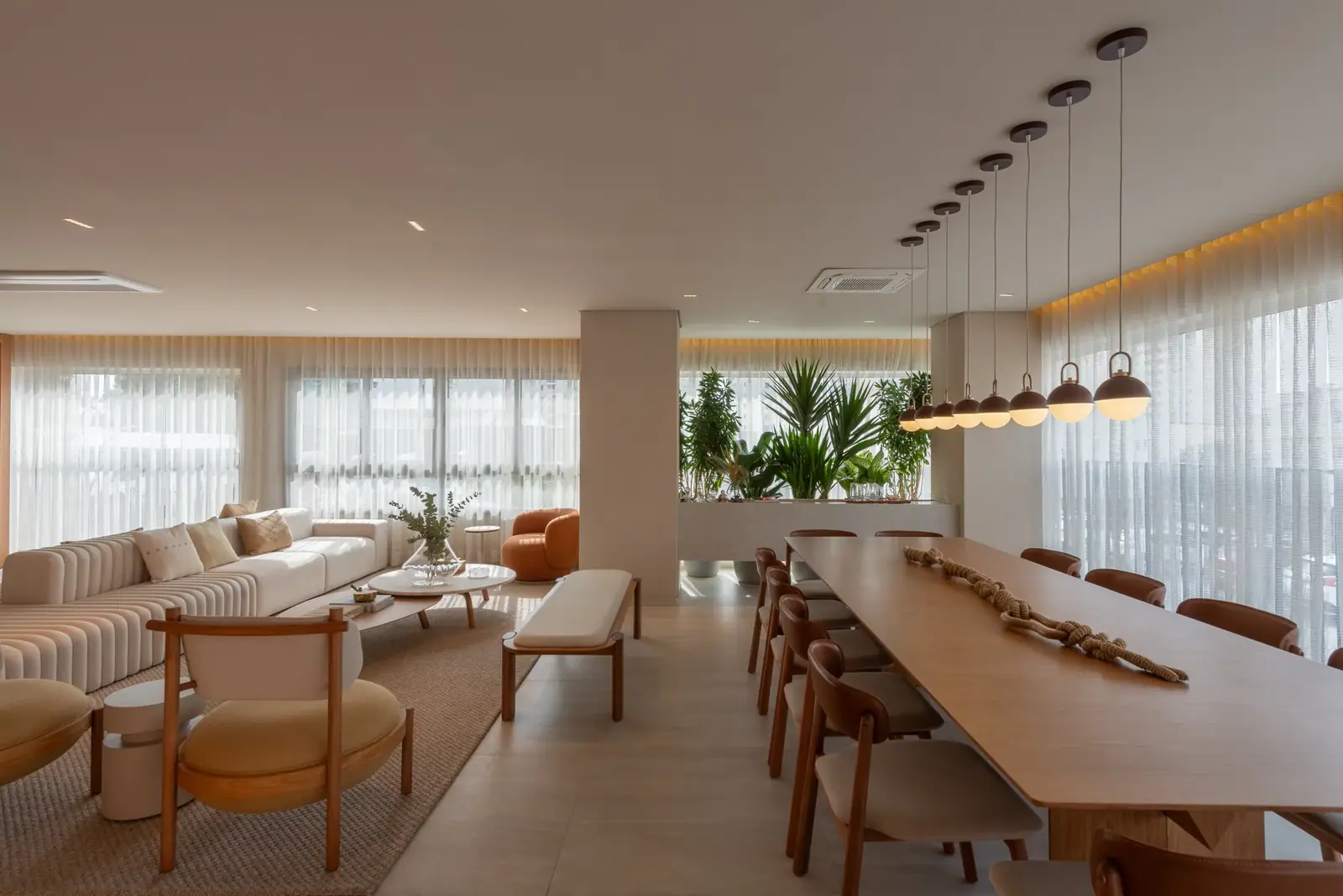 Terraço com churrasqueira a carvão e infraestrutura para churrasqueira a gás do apartamento de 3 suítes de 268m² · Foto do decorado
