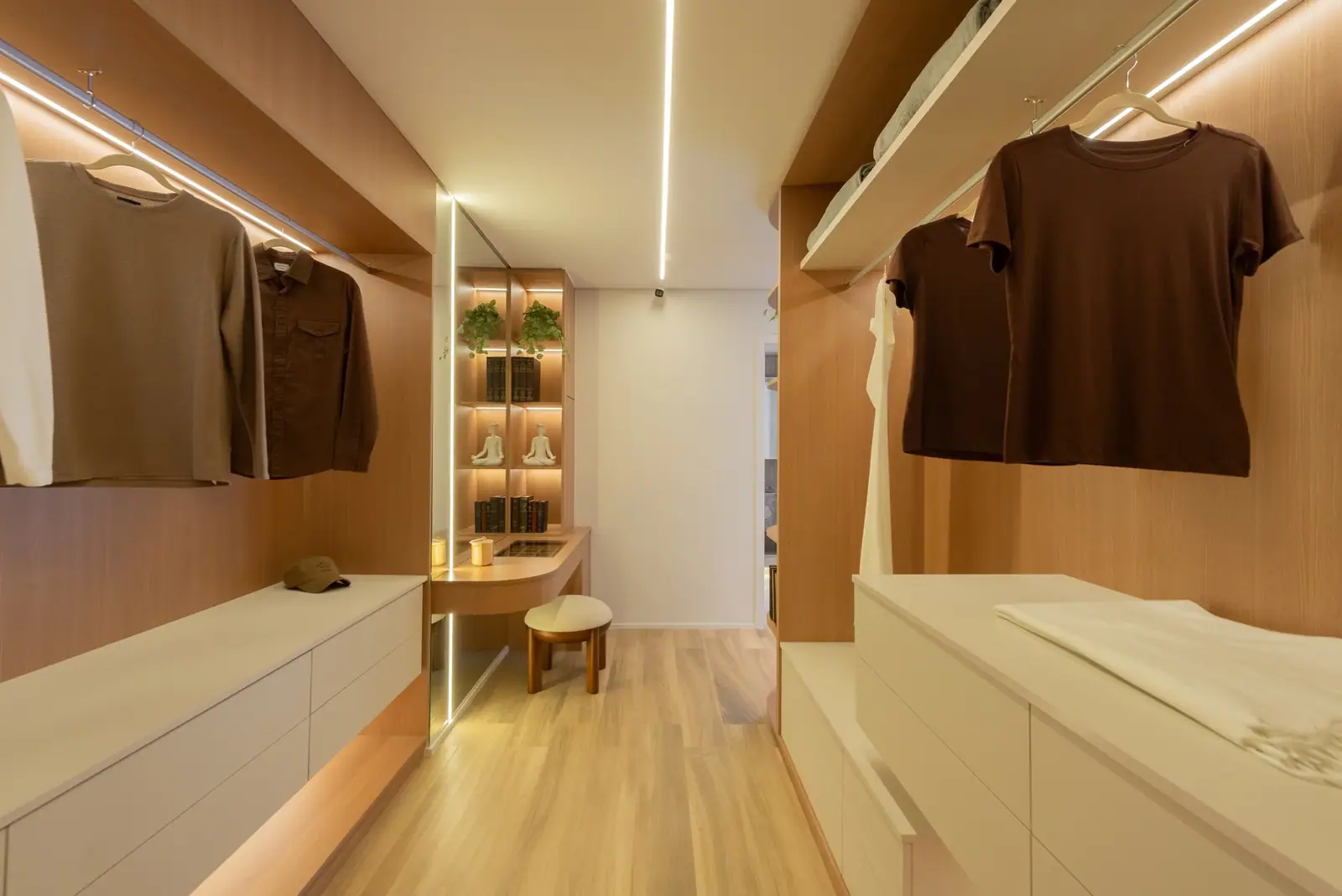 Closet da suíte principal - apto de 137m² · Foto do decorado