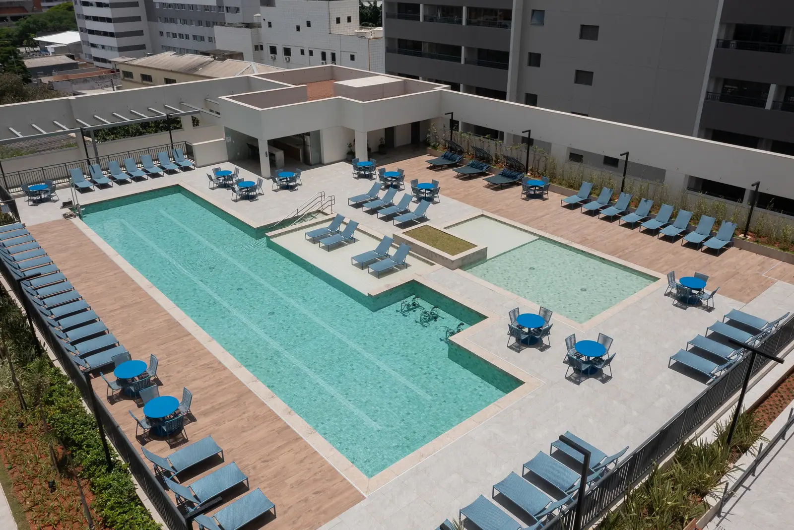 Piscina adulto com raia de 25m, deck molhado, piscina infantil com prainha, bike aquática, ducha e bar da piscina - complexo aquático com 759m² · Foto do local