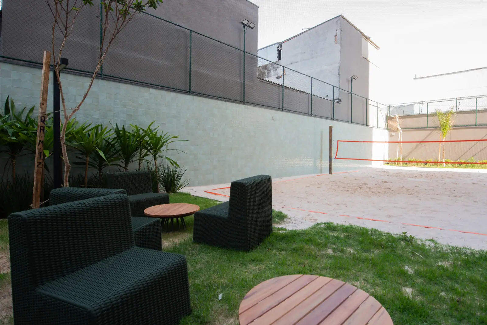 Quadra de beach tennis com ducha · Foto do local