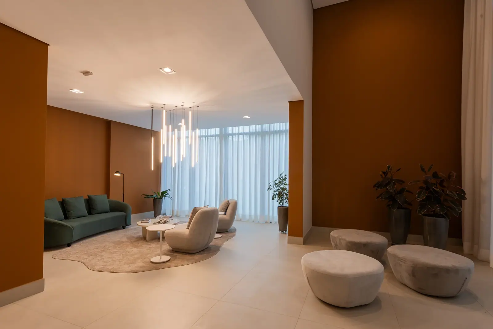 Lobby residencial com pé-direito duplo · Foto do local