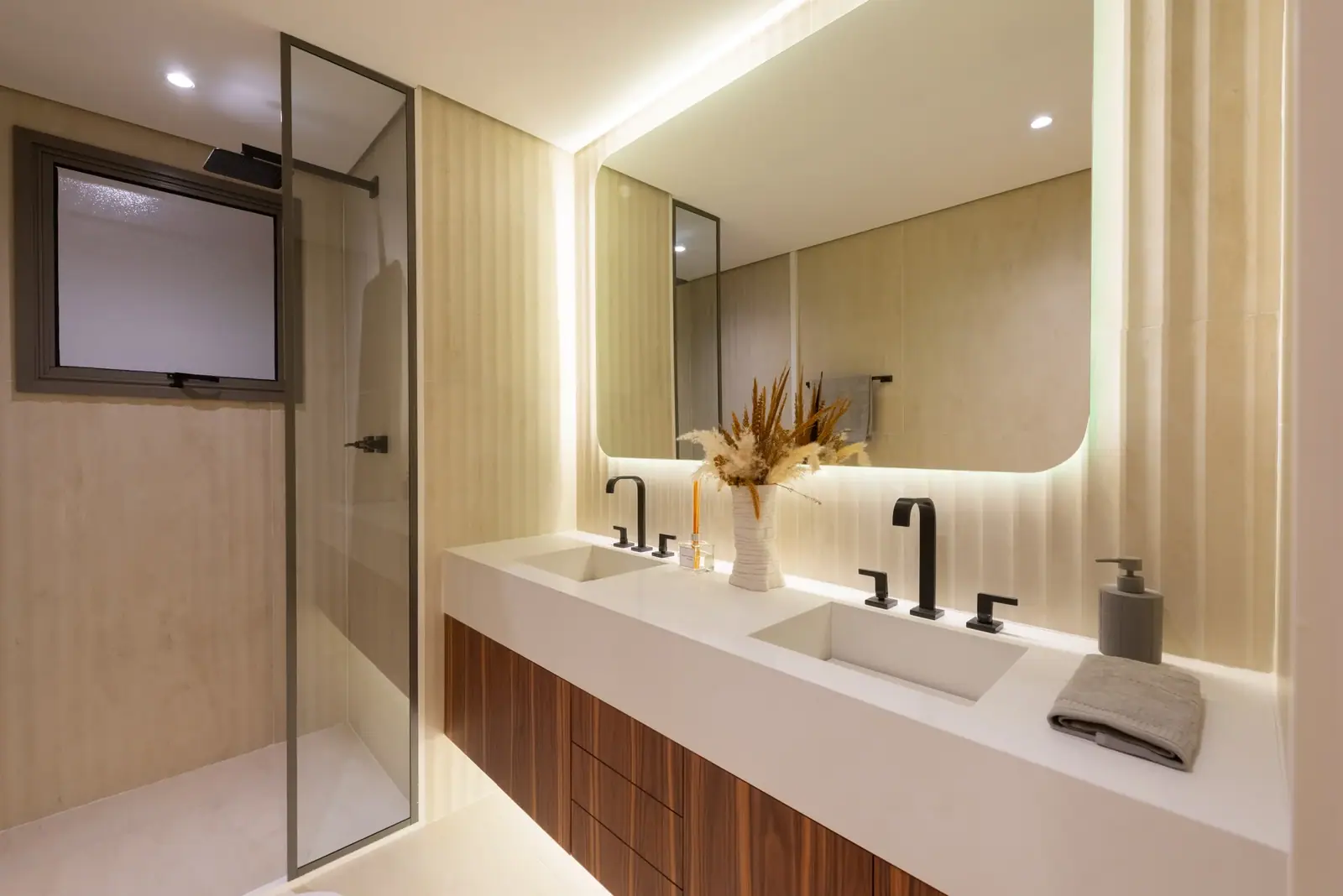 Banheiro da suíte principal - 155m² · Foto do decorado